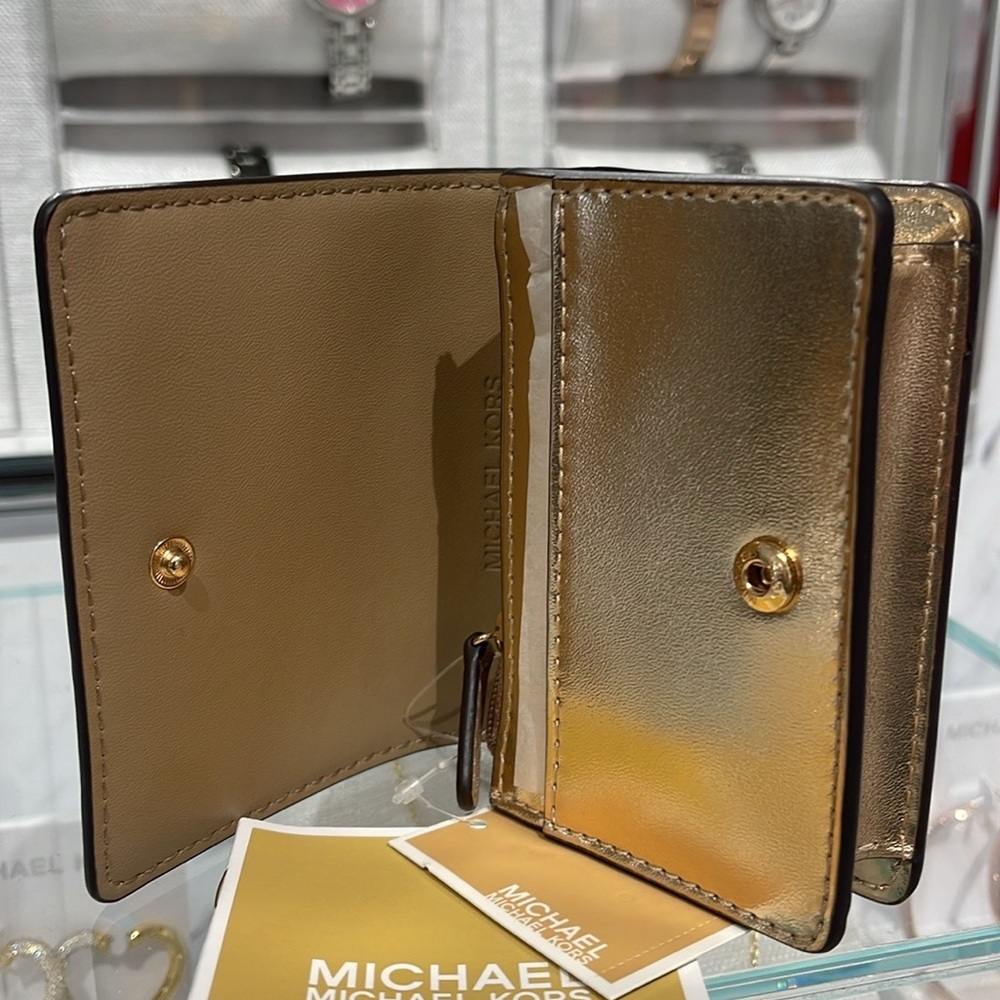MICHAEL KORS
Carson Small Metallic Pebbled Leather Wallet
Pale Gold 
NWT - Picture 15 of 16